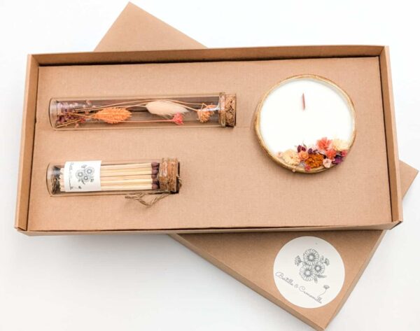 Coffret cadeau avec bougie en fleurs séchées parfumée chance, fioles d'allumettes et éprouvette de fleurs séchées aux couleurs roses et oranges, le tout dans une jolie boîte en kraft.