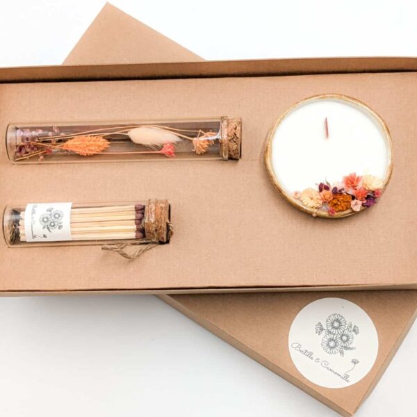 Coffret cadeau avec bougie en fleurs séchées parfumée chance, fioles d'allumettes et éprouvette de fleurs séchées aux couleurs roses et oranges, le tout dans une jolie boîte en kraft.