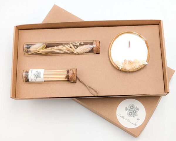 Coffret cadeau avec bougie en fleurs séchées parfumée coton, fioles d'allumettes et éprouvette de fleurs séchées aux couleurs coton, le tout dans une jolie boîte en kraft.