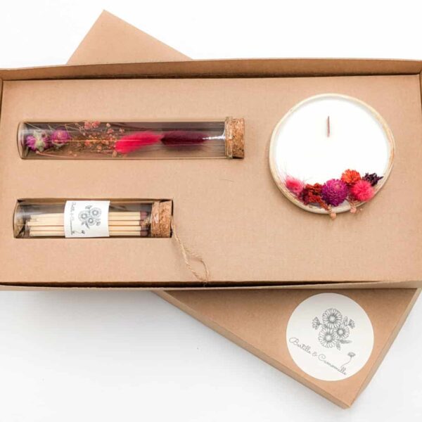 Coffret cadeau avec bougie en fleurs séchées parfumée cerise, fioles d'allumettes et éprouvette de fleurs séchées aux couleurs rouges, le tout dans une jolie boîte en kraft.