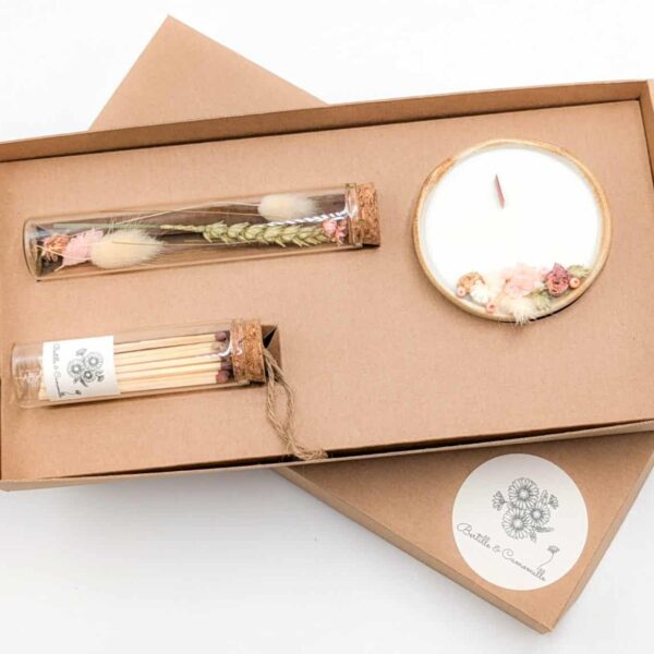 Coffret cadeau avec bougie en fleurs séchées parfumée rose ancienne, fioles d'allumettes et éprouvette de fleurs séchées aux couleurs roses et vertes, le tout dans une jolie boîte en kraft.