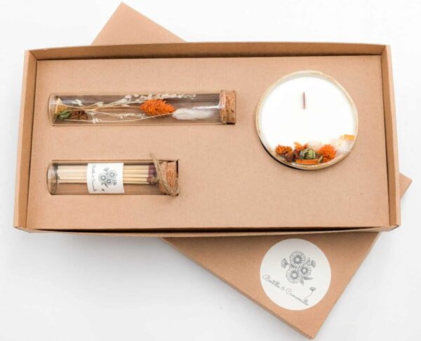 Coffret cadeau avec bougie en fleurs séchées parfumée marché de noël, fioles d'allumettes et éprouvette de fleurs séchées aux couleurs orange et marron, le tout dans une jolie boîte en kraft.