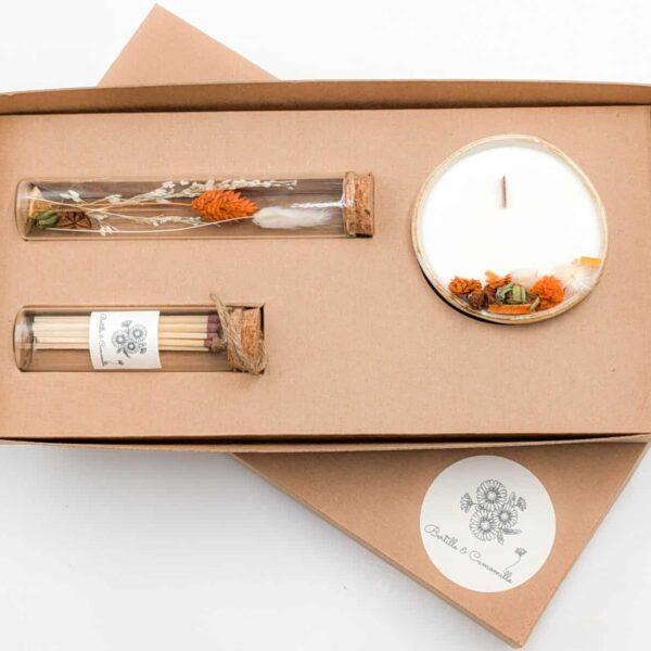 Coffret cadeau avec bougie en fleurs séchées parfumée marché de noël, fioles d'allumettes et éprouvette de fleurs séchées aux couleurs orange et marron, le tout dans une jolie boîte en kraft.