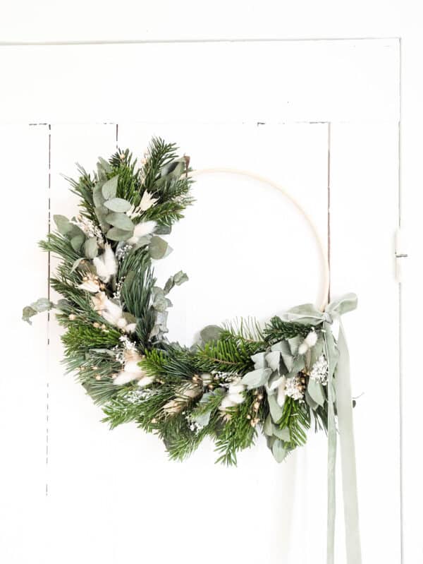 Décorations de porte, couronne marché de noël et mon beau sapin. Couronnes fleurs séchées, anneaux fleuris, cercle en bois.