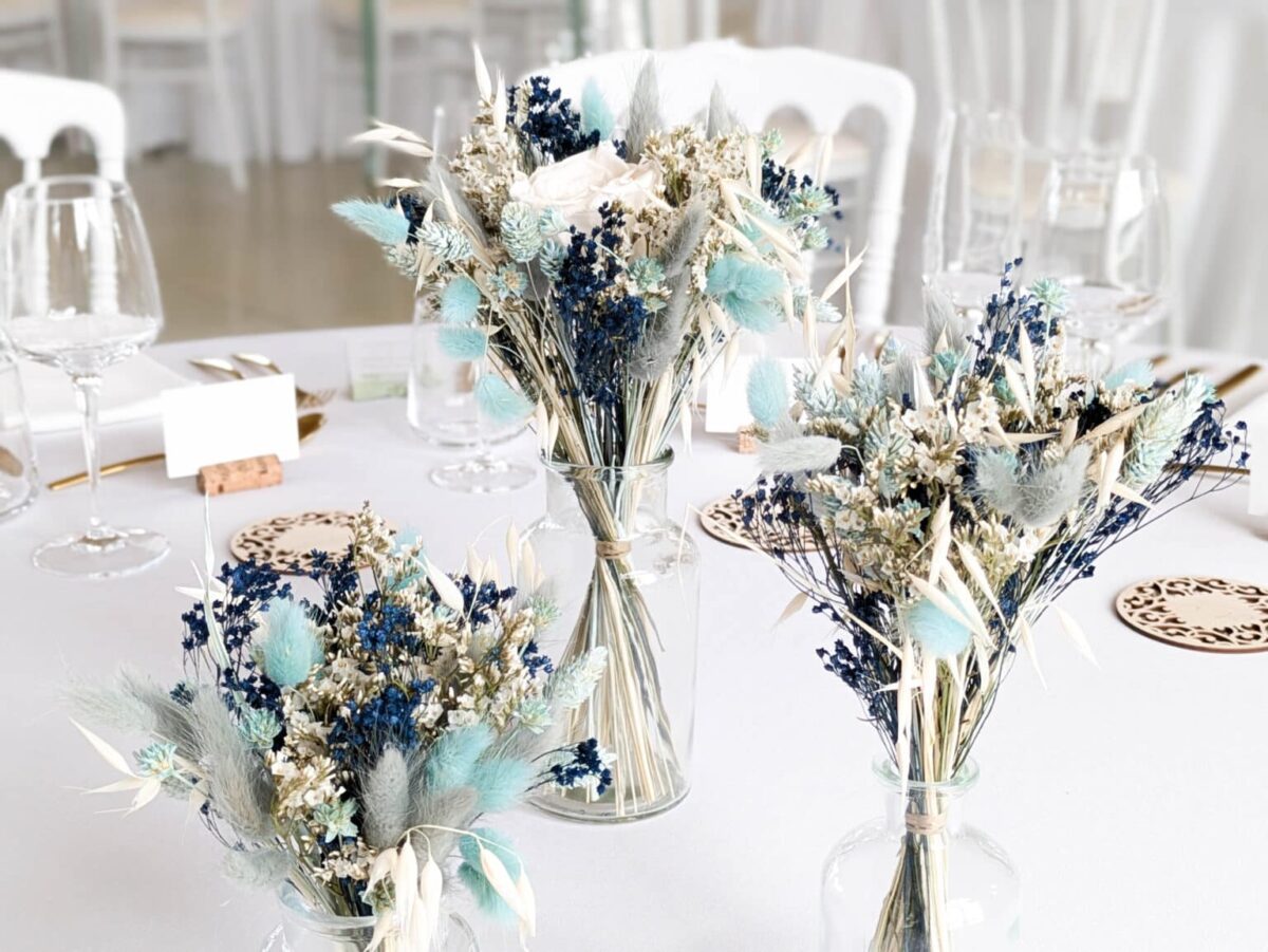 décoration florale mariage, centre de table en fleurs séchées , le trio bleu