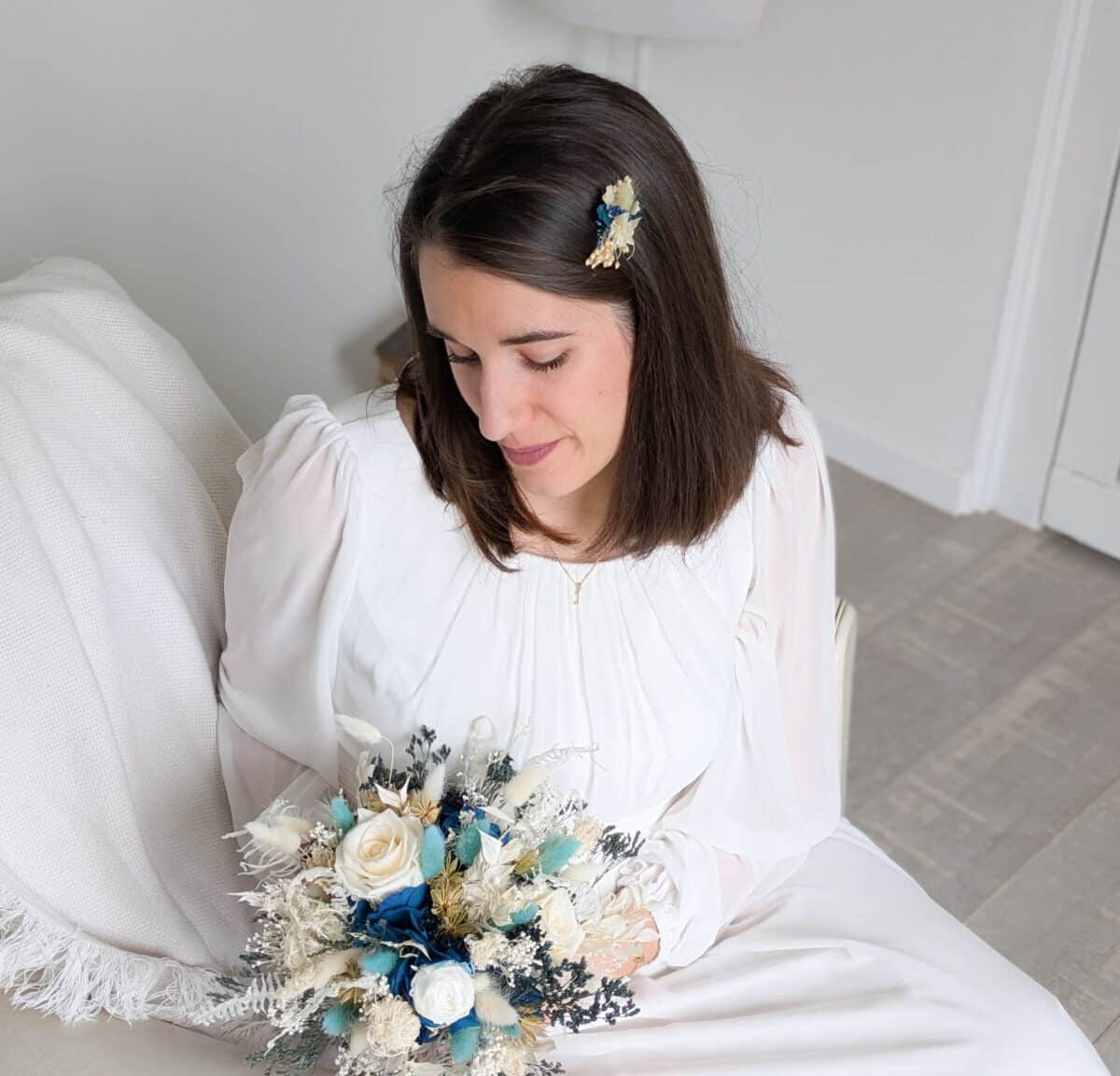 peigne doré mariage orné de fleurs séchées demoiselle d'honneur, témoin, enfant, mariée de couleur ton bleu bourrache existe en deux tailles