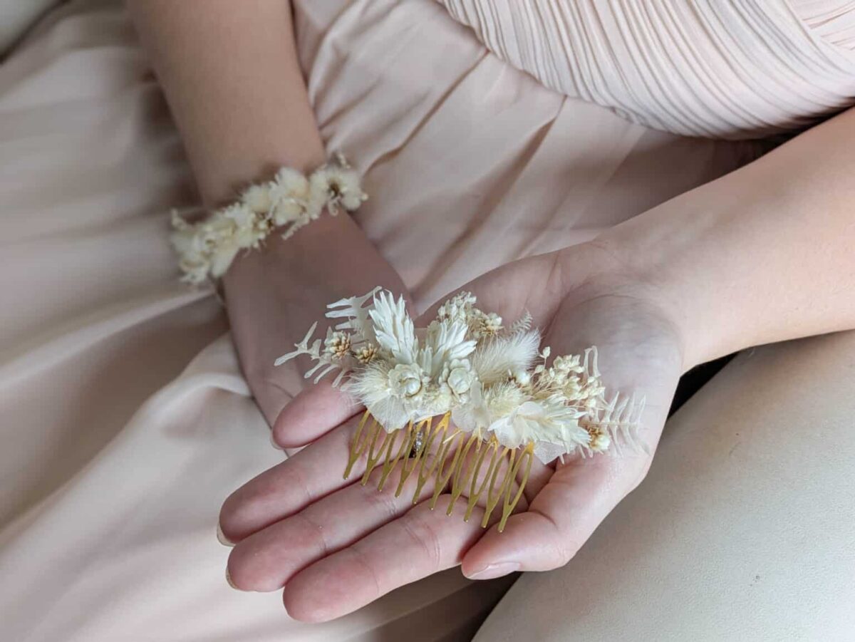 Peigne Mariage en Fleurs Séchées Ton Blanc Pâquerette – Image 2