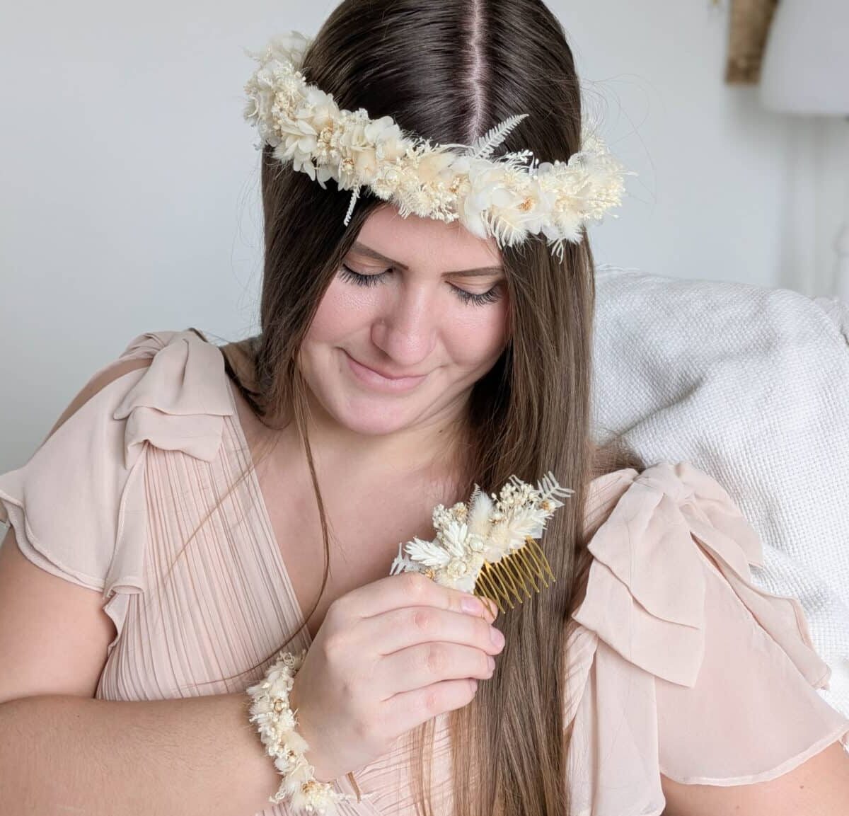 bracelet en fleurs séchées de couleur Blanc Pâquerette, s'attache avec lien sous le poignet