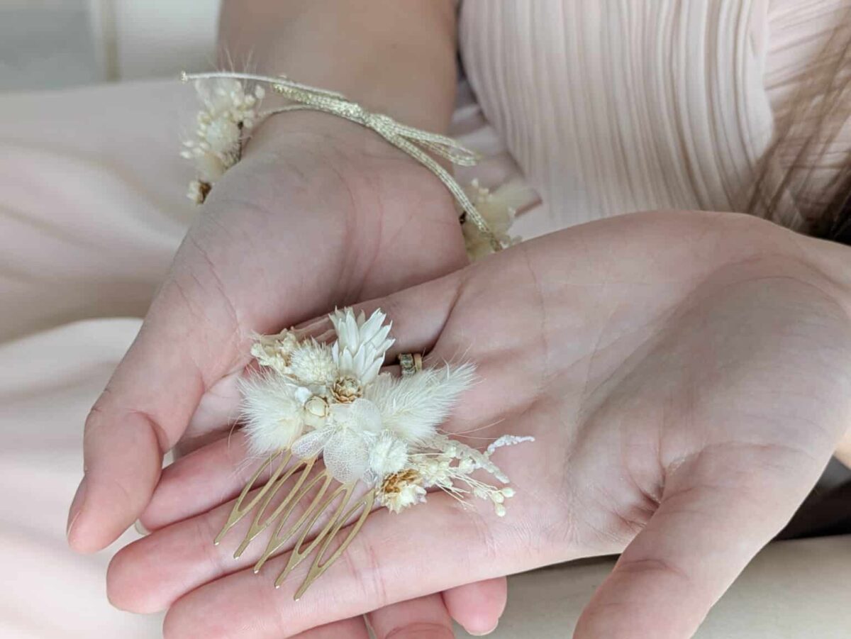 Peigne Mariage en Fleurs Séchées Ton Blanc Pâquerette – Image 3