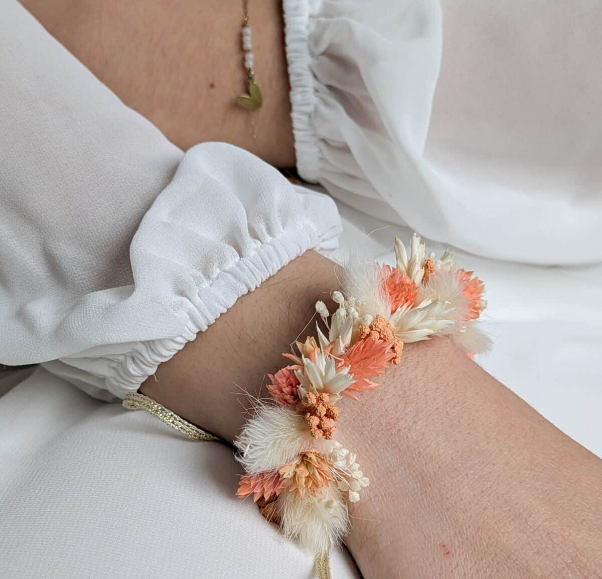 bracelet en fleurs séchées de couleur ton sauvage, s'attache avec lien sous le poignet