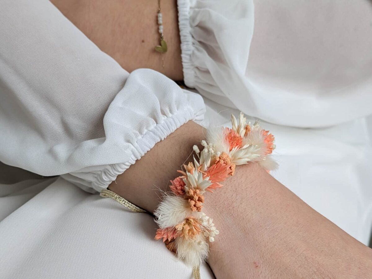 bracelet en fleurs séchées de couleur ton sauvage, s'attache avec lien sous le poignet