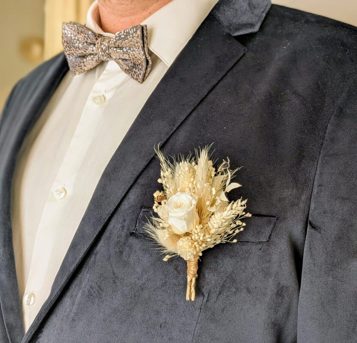 boutonnière mariage en fleurs séchées garçon d'honneur, témoin, marié, enfant de couleur ton blanc pâquerette s'accroche avec son épingle à nourrice