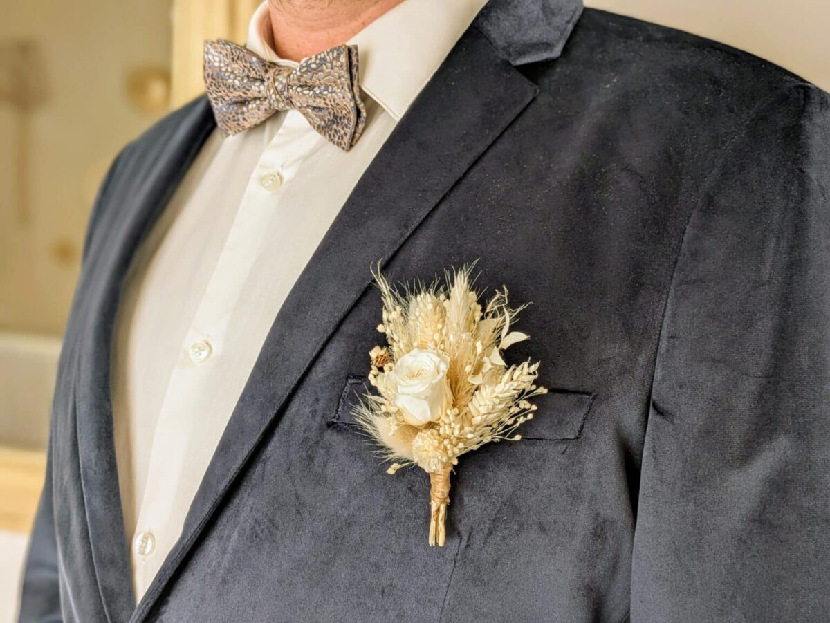 boutonnière mariage en fleurs séchées garçon d'honneur, témoin, marié, enfant de couleur ton blanc pâquerette s'accroche avec son épingle à nourrice