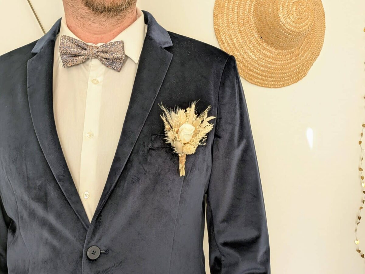 Boutonnières Mariage en Fleurs Séchées Ton Blanc Pâquerette – Image 2