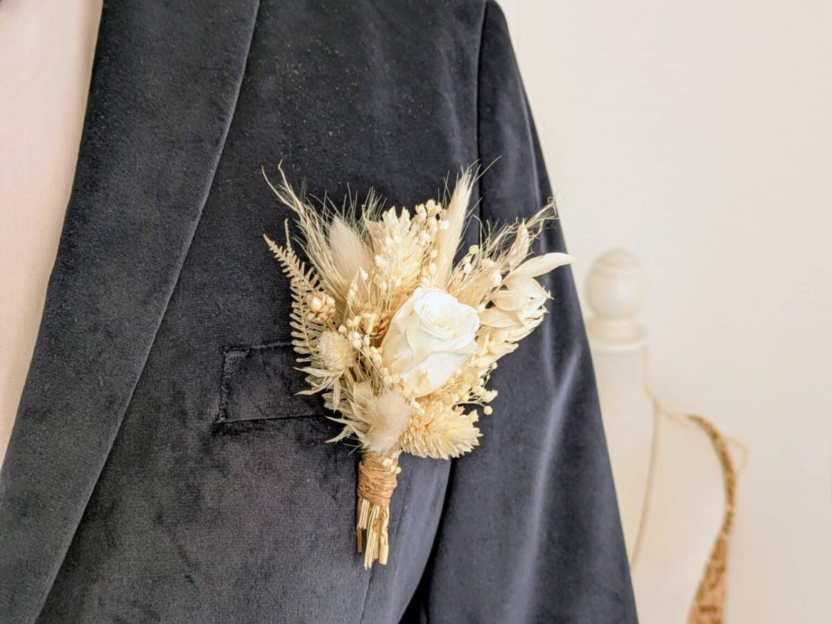 Boutonnières Mariage en Fleurs Séchées Ton Blanc Pâquerette – Image 3