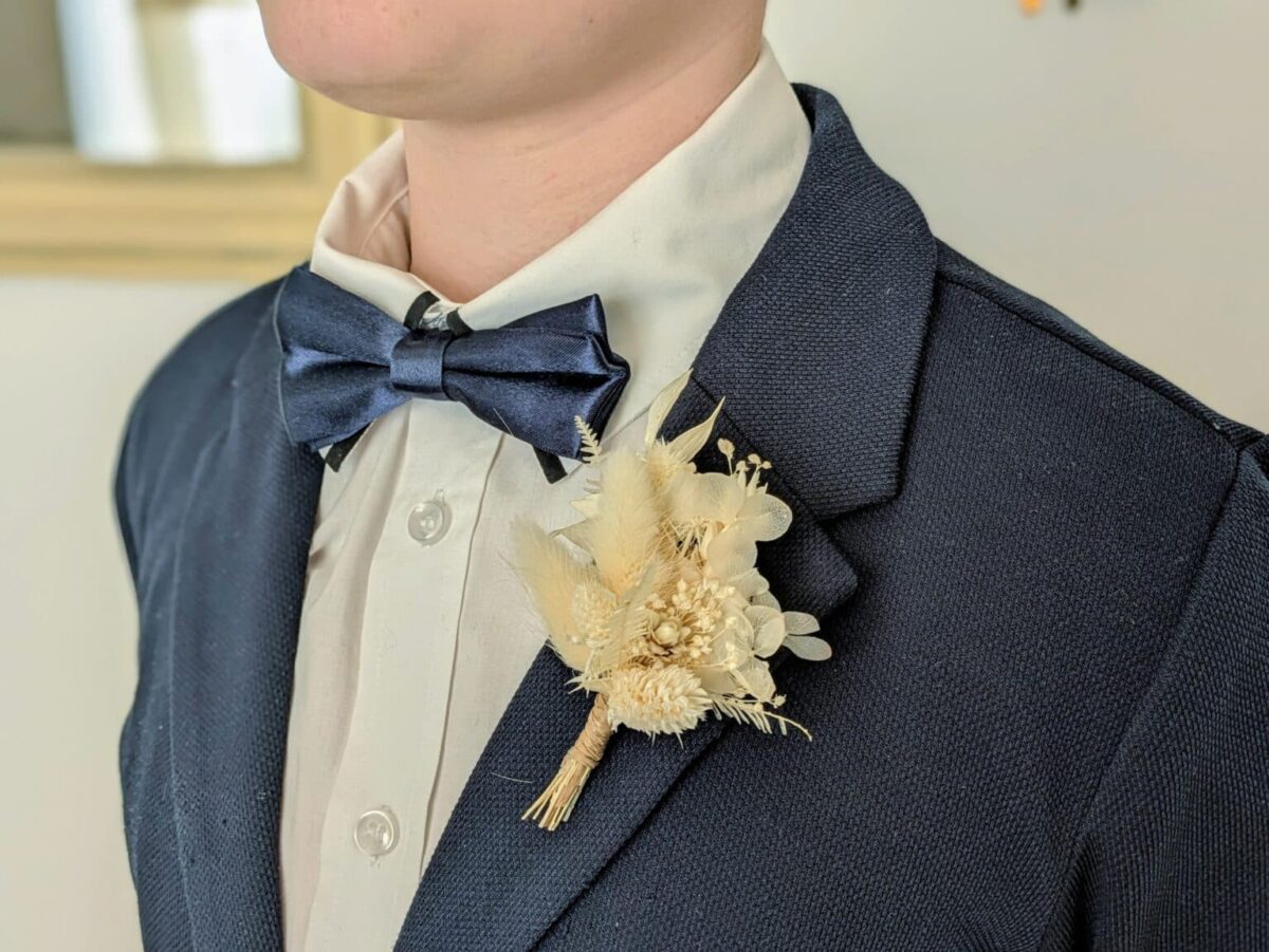 Boutonnières Mariage en Fleurs Séchées Ton Blanc Pâquerette – Image 4