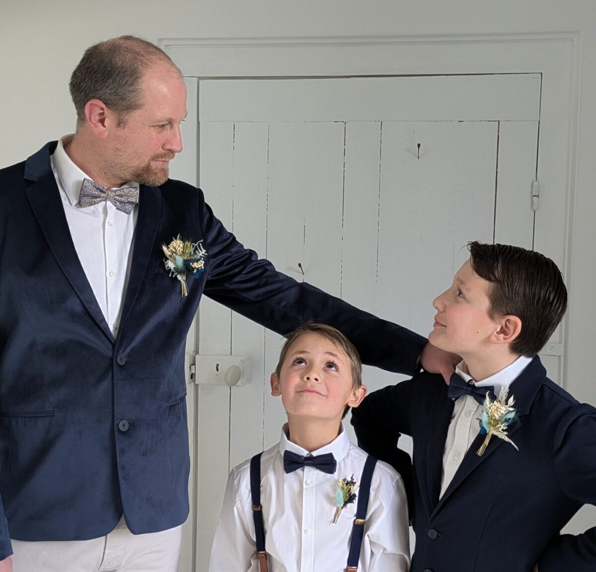 boutonnière mariage en fleurs séchées garçon d'honneur, témoin, marié, enfant de couleur Bleu Bourrache s'accroche avec son épingle à nourrice