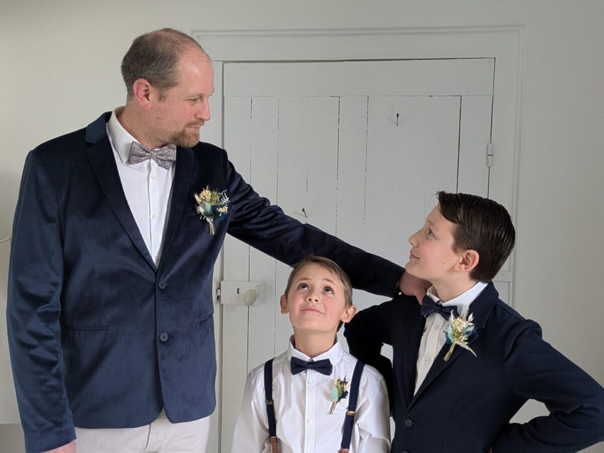 boutonnière mariage en fleurs séchées garçon d'honneur, témoin, marié, enfant de couleur Bleu Bourrache s'accroche avec son épingle à nourrice