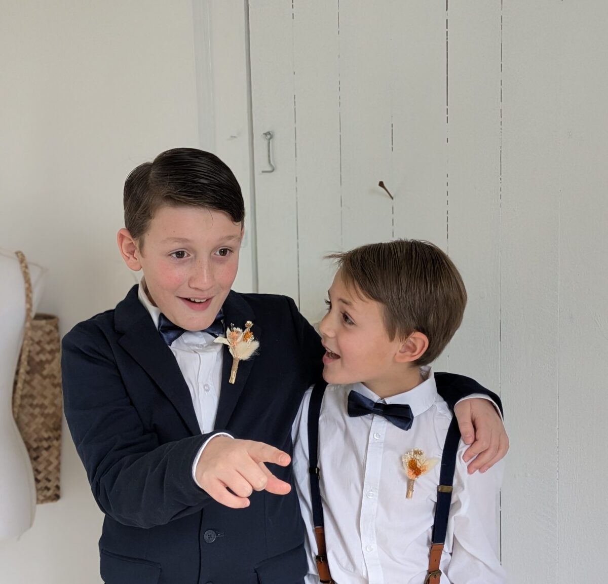 boutonnière mariage en fleurs séchées garçon d'honneur, témoin, marié, enfant de couleur ton Sauvage s'accroche avec son épingle à nourrice