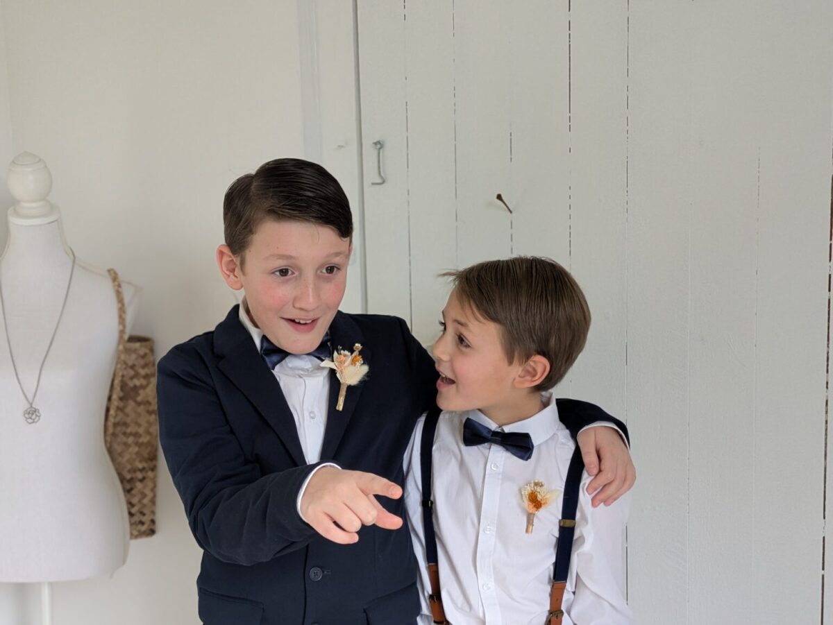 boutonnière mariage en fleurs séchées garçon d'honneur, témoin, marié, enfant de couleur ton Sauvage s'accroche avec son épingle à nourrice