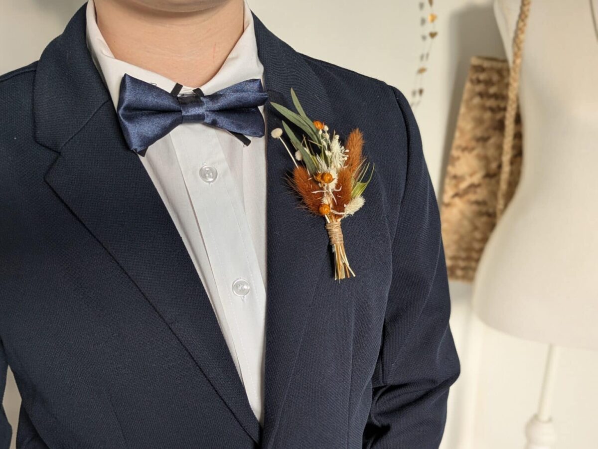 Boutonnières Mariage en Fleurs Séchées Ton Terracotta Carthame – Image 3